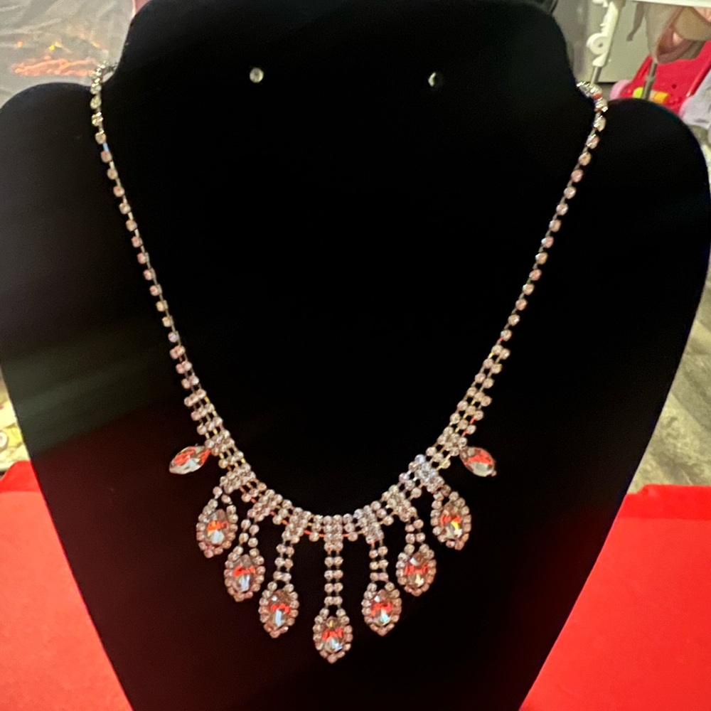 Elegant Silver  Teardrop Necklace